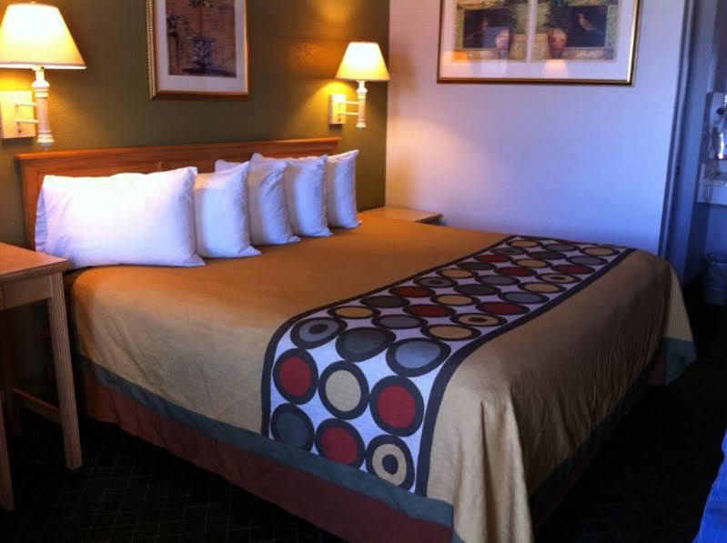 Super 8 By Wyndham Fredericksburg Hotell Eksteriør bilde